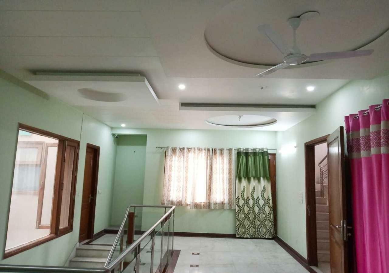 J P Residency Hotel Greater Noida Exterior photo