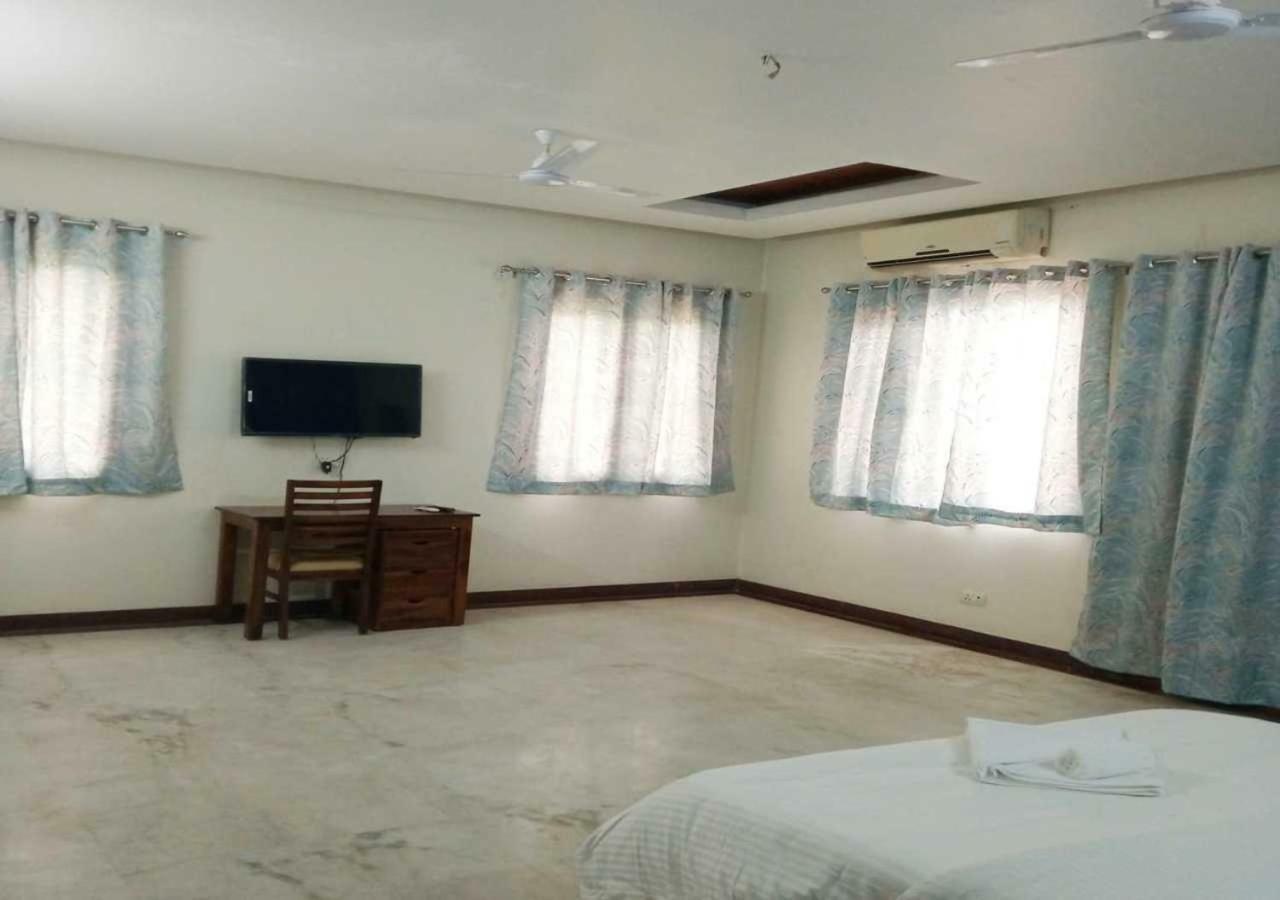 J P Residency Hotel Greater Noida Exterior photo