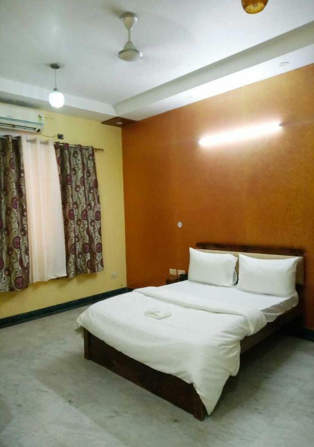 J P Residency Hotel Greater Noida Exterior photo