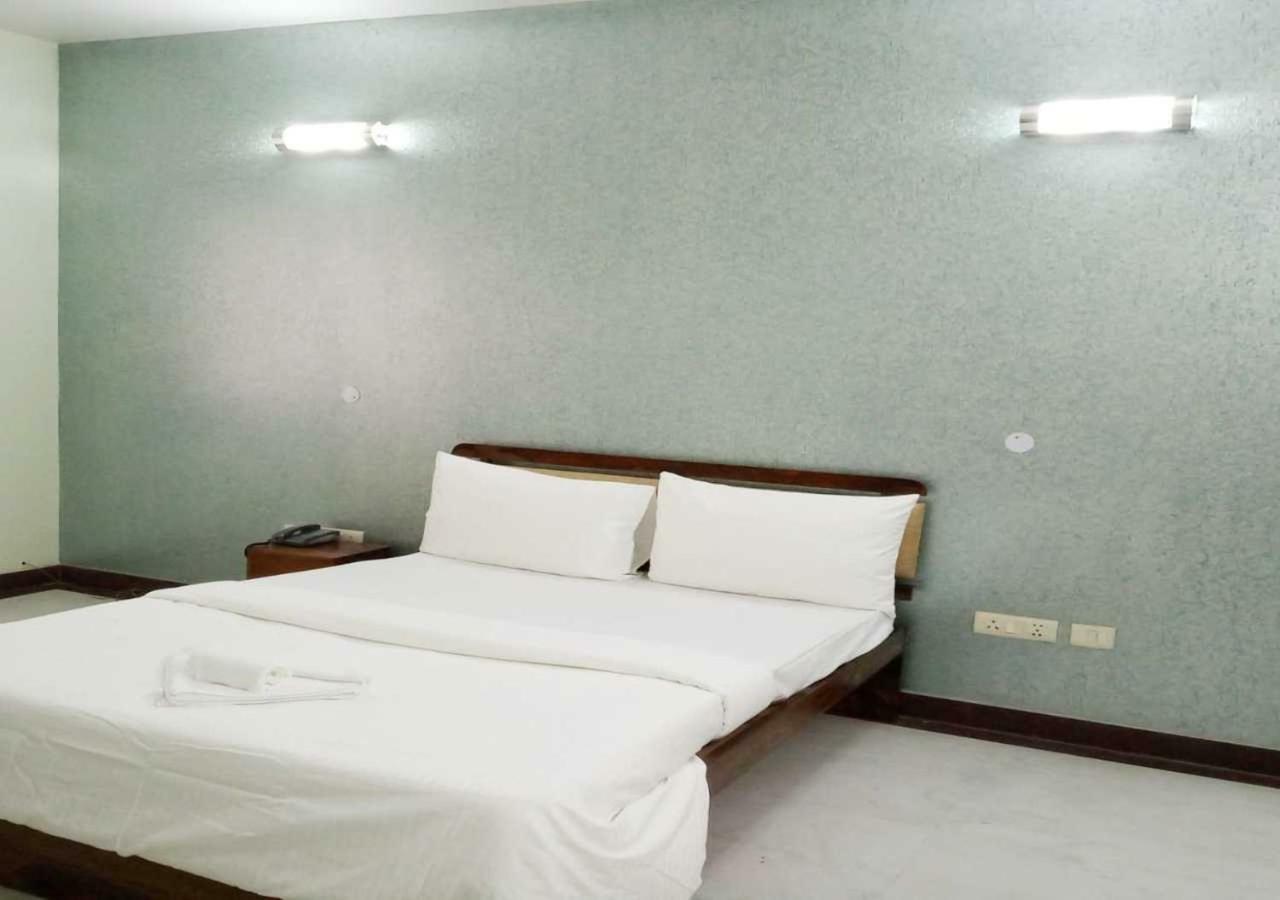 J P Residency Hotel Greater Noida Exterior photo