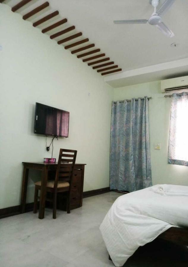 J P Residency Hotel Greater Noida Exterior photo