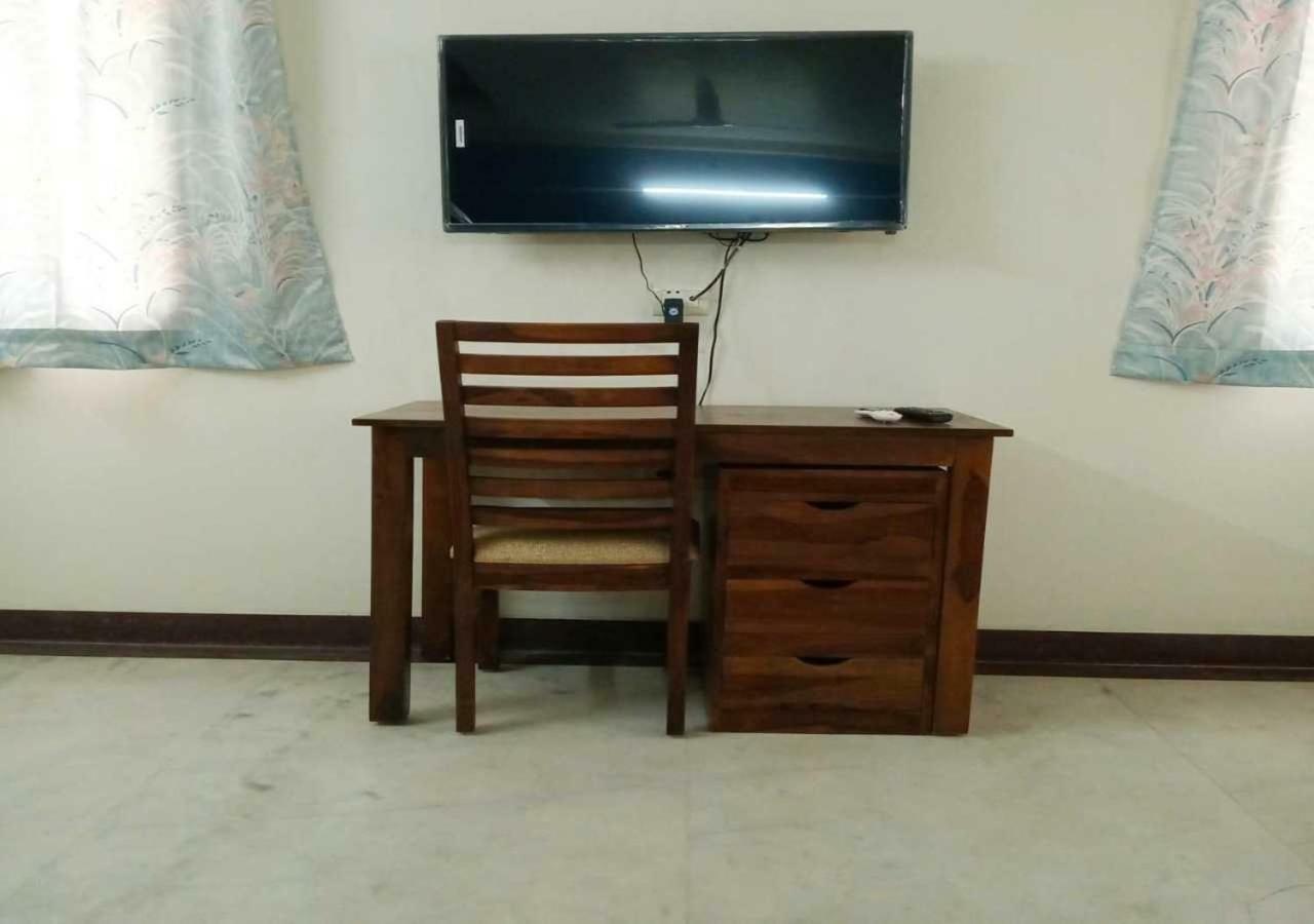 J P Residency Hotel Greater Noida Exterior photo