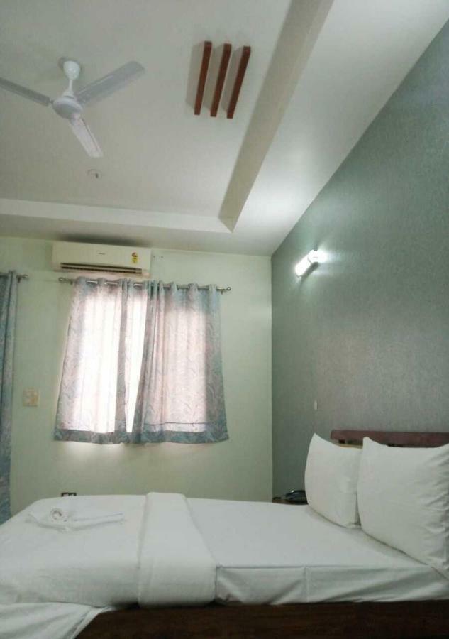 J P Residency Hotel Greater Noida Exterior photo